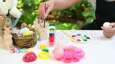 复活节快乐。 五彩缤纷的彩画彩蛋，在四月庆祝。 为家庭庆祝活动做准备和绘画